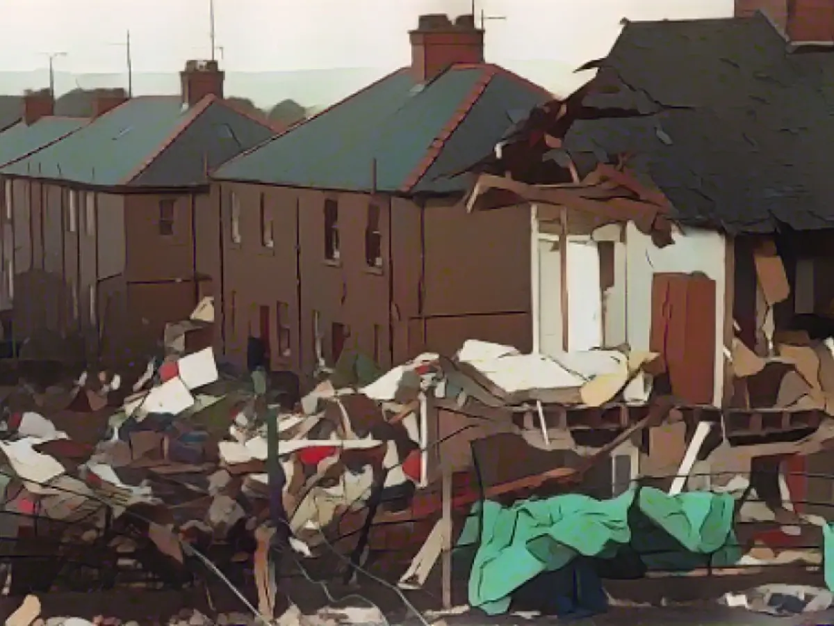 I rottami dell'aereo abbattuto hanno colpito le case della città scozzese di Lockerbie.