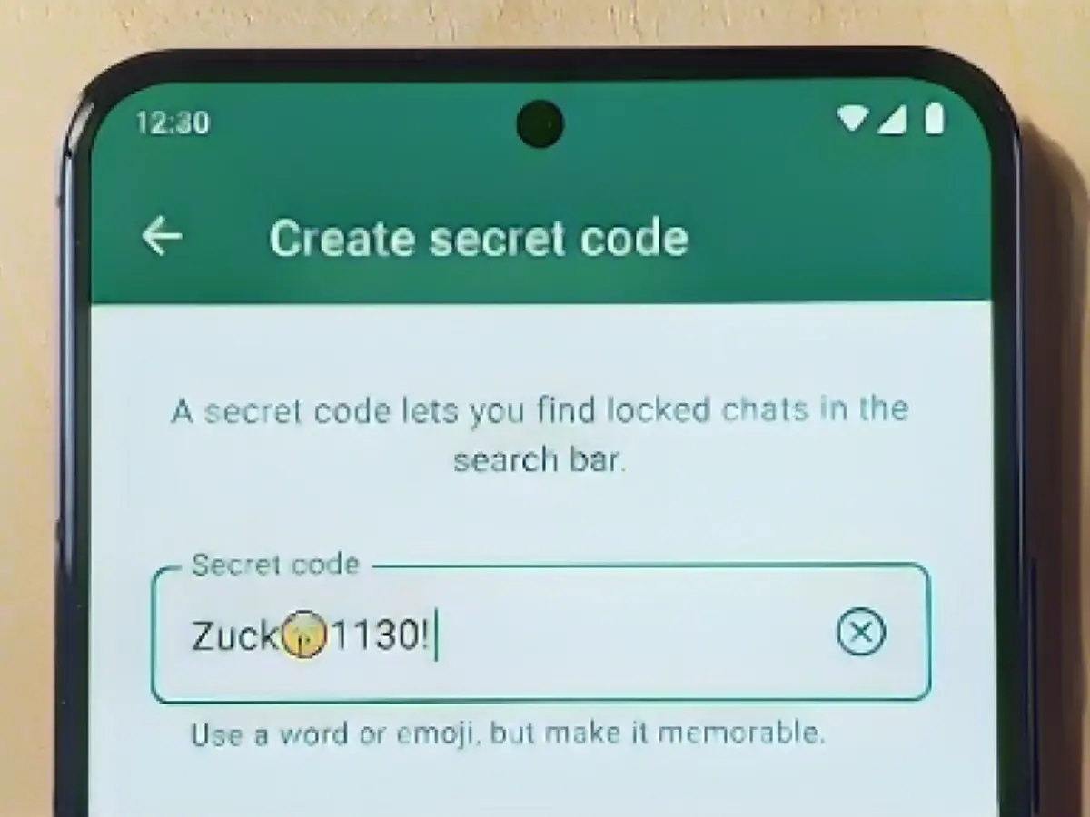 Security at the touch of a button: If you press a chat for a long time, you can create a secret code - as soon as it is activated - and only find the conversation if you type the exact code into the search bar.