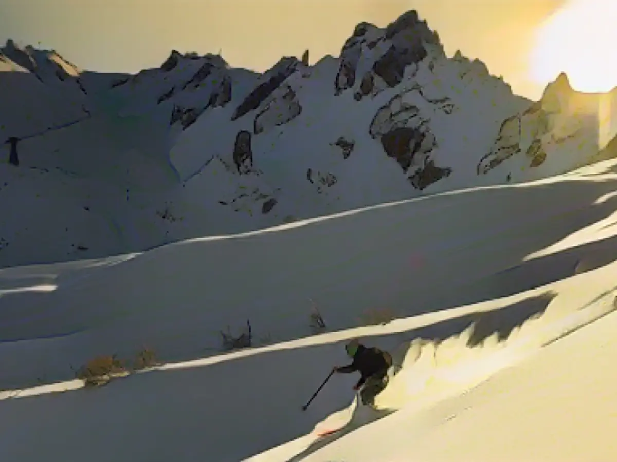 Da viele Skilifte geschlossen sind, genießen die Einheimischen die unberührten Pisten.