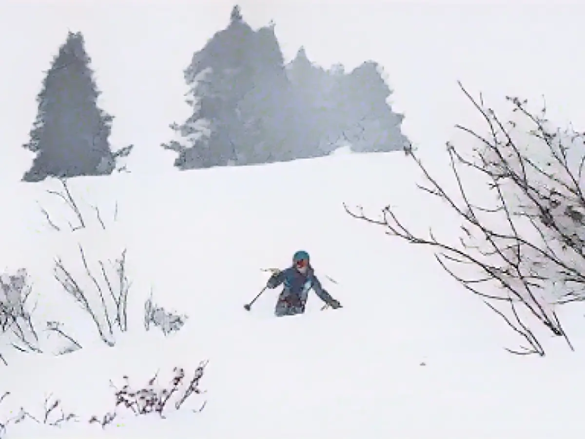 Das Skifahren im knietiefen, unberührten Pulverschnee ist einer der Vorteile des Lebens in einem verlassenen Skigebiet.