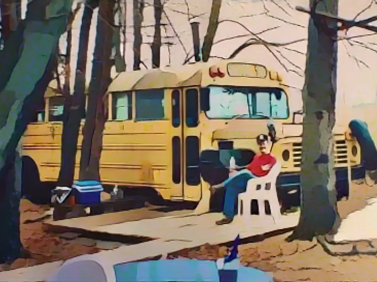 Hill'in dedesi ve üvey babası (resimde) eski bir okul otobüsünü, çocukken içinde oynayıp uyuduğu bir skoolie'ye dönüştürmüşler.