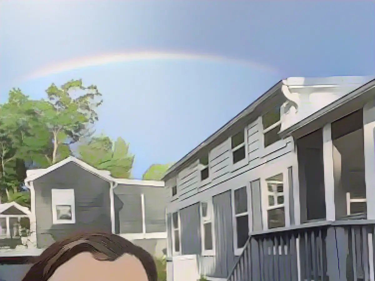 Над Хилл и ее крошечным домом в Северной Каролине расстилается радуга. Жизнь в крошечном доме сокращает беспорядок - и работу во дворе.
