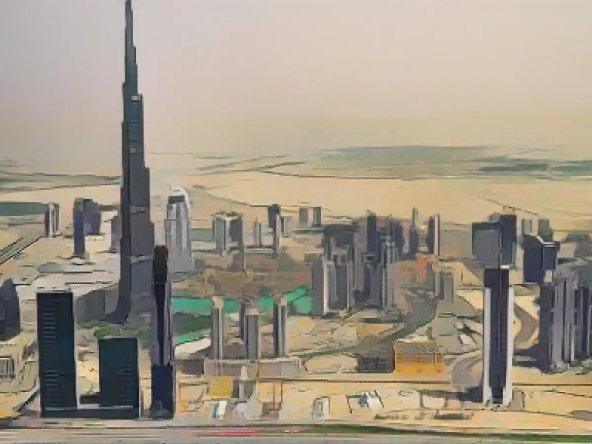 Un'illustrazione fotografica del Burj Khalifa di Dubai, negli Emirati Arabi Uniti, se riduciamo drasticamente l'inquinamento da carbonio (riscaldamento globale di 1,5°C). Queste illustrazioni fotografiche mostrano le proiezioni del futuro livello del mare al Burj Khalifa di Dubai, negli Emirati Arabi Uniti, a causa del riscaldamento globale provocato dall'uomo, secondo due diversi scenari. Le scelte climatiche ed energetiche dei prossimi decenni potrebbero stabilire la destinazione, ma la tempistica dell'innalzamento è più difficile da prevedere: questi livelli marini potrebbero richiedere centinaia di anni per essere pienamente realizzati.