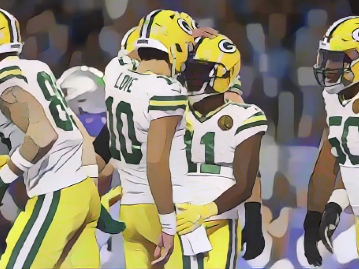 Jordon Love e il wide receiver dei Packers Jayden Reed festeggiano un touchdown contro i Detroit Lions.