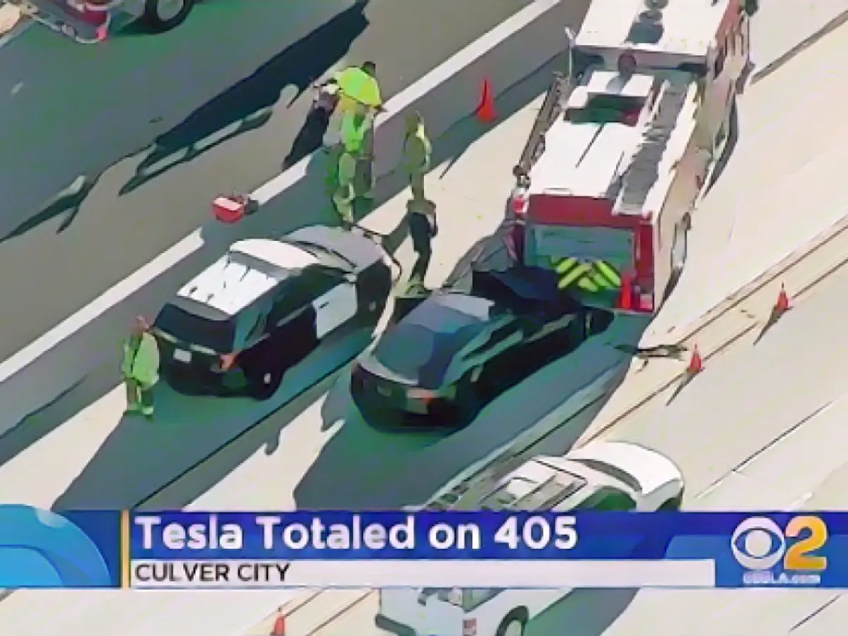 Auf diesem Aktenfoto vom 22. Januar 2018 stößt ein Elektrofahrzeug des Typs Tesla Model S auf der Interstate 405 in Culver City, Kalifornien, gegen ein Feuerwehrauto. Es war einer von elf Unfällen, an denen Tesla-Fahrzeuge und Einsatzfahrzeuge mit Autopilot beteiligt waren.