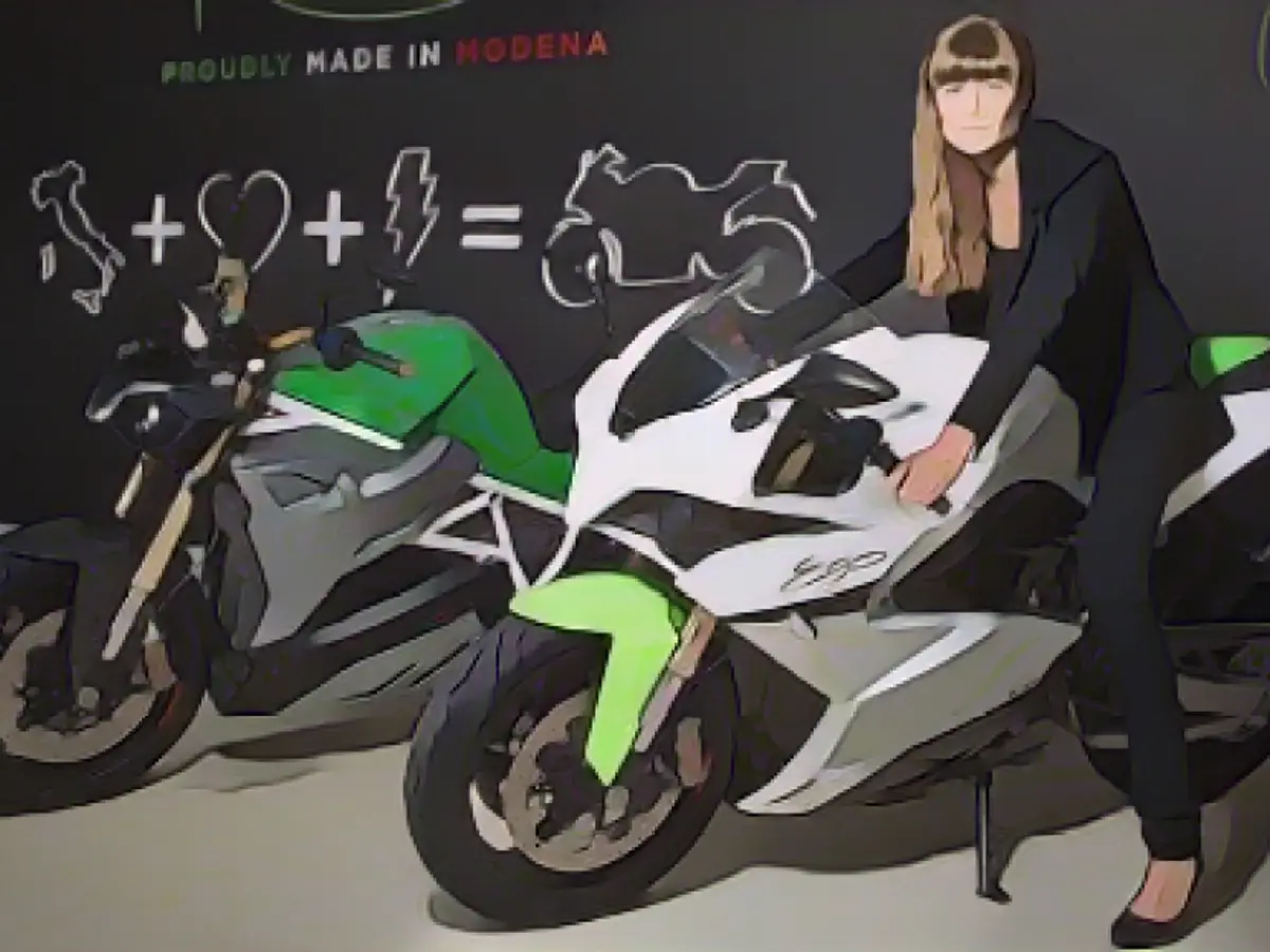 Chivolini sitzt auf einem der Energica-Motorräder ihrer Firma.