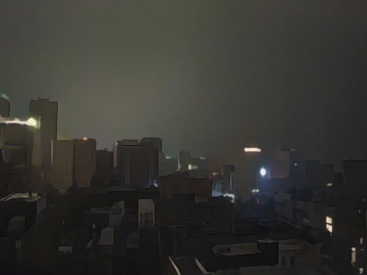 Die Skyline der Innenstadt von New Orleans war am Sonntagabend größtenteils in Dunkelheit gehüllt. Die eingeschalteten Lichter werden von einem Generator angetrieben.