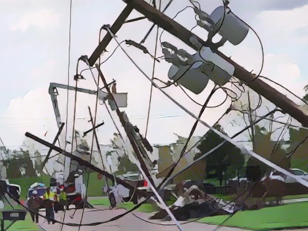 Am Dienstag begannen die Teams mit der Reparatur defekter Stromleitungen, die zu einer Feuerwache in Waggaman, Louisiana, führten.