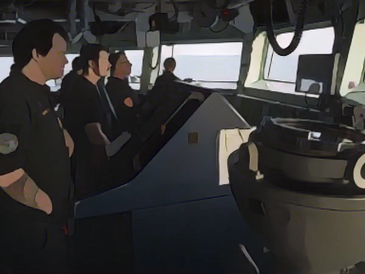 (Soldan sağa) Deniz Harp Subayları Teğmen Jacob Broderick, Asteğmen Ben Hughes ve HMCS Ottawa Komutanı Komutan Sam Patchell, 2 Kasım 2023 tarihinde Hint-Pasifik Konuşlandırması sırasında Tayvan Boğazı'ndan geçiş yaparken geminin köprüüstünde görevlerini yerine getiriyorlar.
*Görüntü operasyonel güvenlik için dijital olarak değiştirilmiştir*