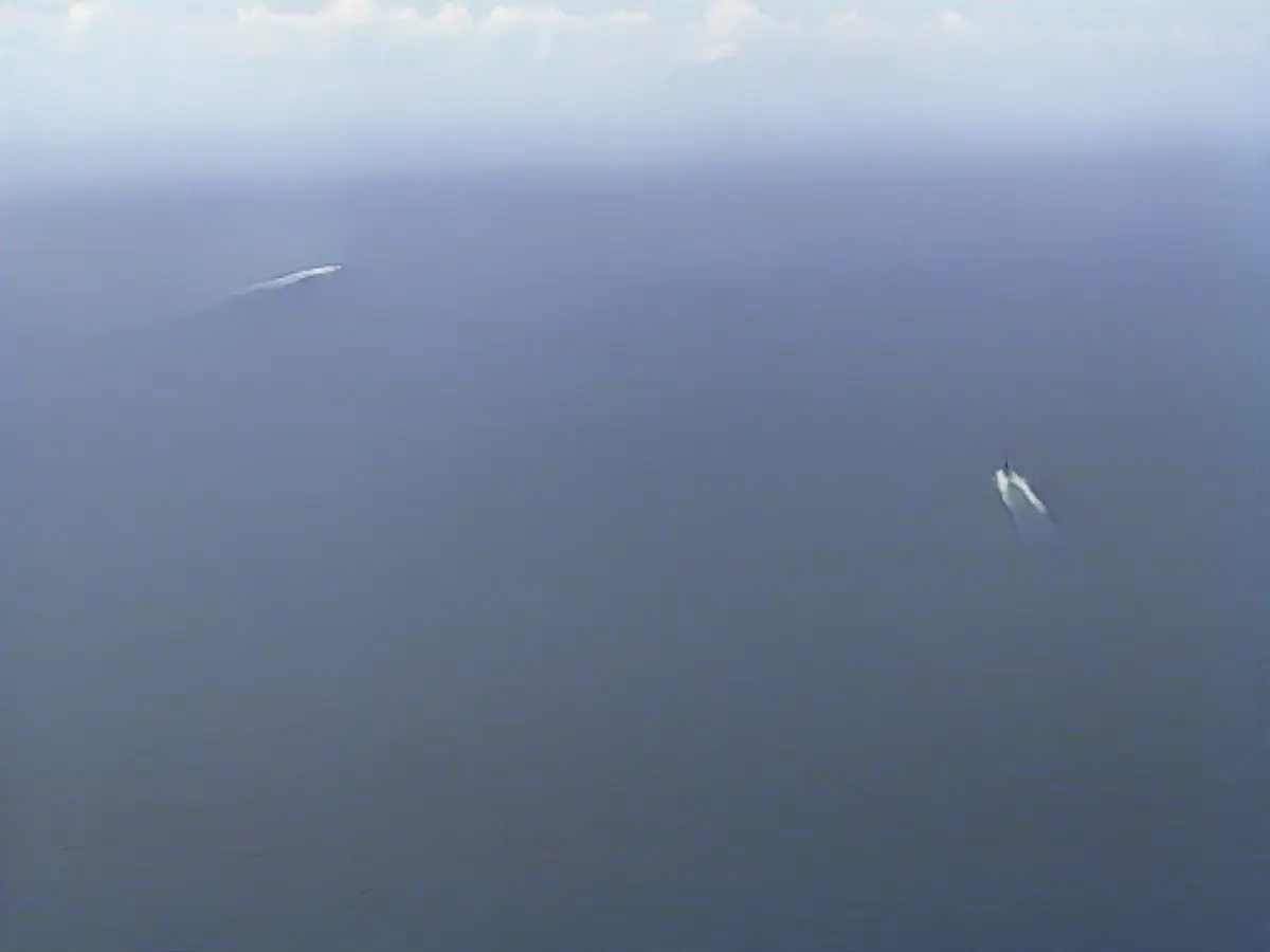 Le lunghe scie visibili dall'aria sono spesso il primo segno di navi da guerra avvistate dall'equipaggio di un elicottero canadese sul Mar Cinese Orientale.