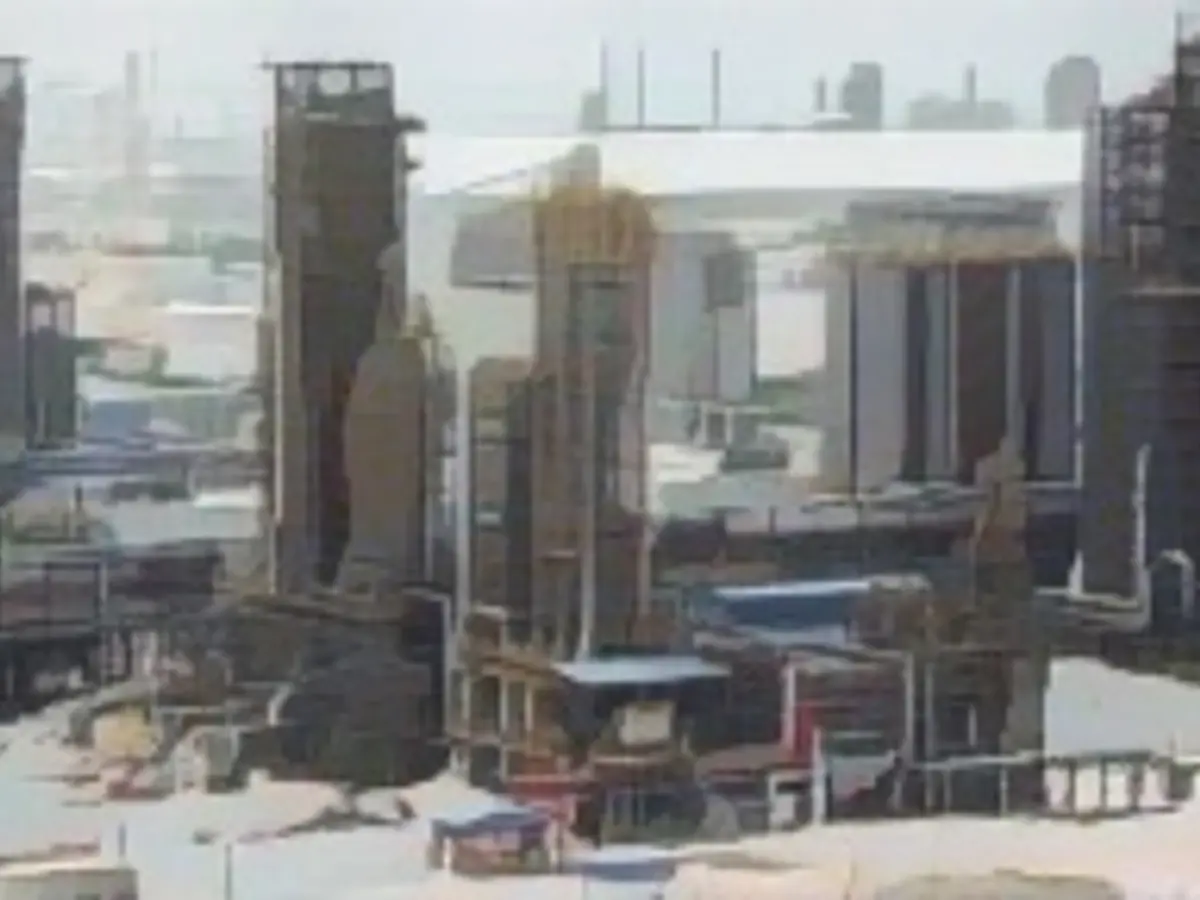 Der Cracker-Turm in Ruwais, Vereinigte Arabische Emirate, befindet sich innerhalb des Raffinerie- und Petrochemiekomplexes Ruwais, der von der Abu Dhabi National Oil Company (ADNOC) betrieben wird.