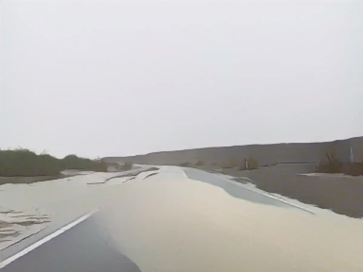 Überschwemmungen durch den Tropensturm Hillary überschwemmten eine Straße im Death-Valley-Nationalpark in Sunda.