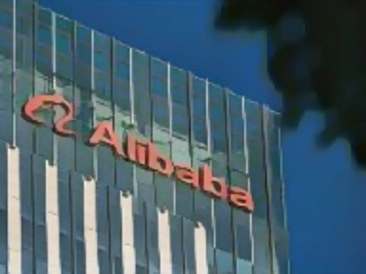 Schilder der Alibaba Group Holding Ltd. hängen am 14. Juli 2022 vor dem Büro des Unternehmens in Peking, China.