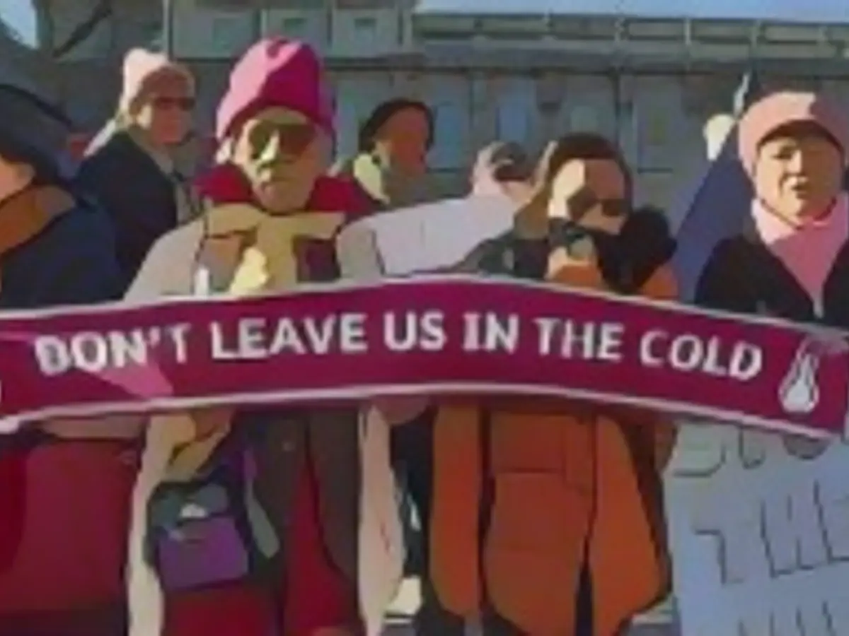 London, UK – 31st January 2022: Protesters carry a banner reading "Don't Leave Us in the Cold" during a rally. Charity Age UK joined demonstrators outside Downing Street and handed Boris Johnson a petition signed by over 97,700 people urging the government to help elderly people with their energy bills. A million elderly people live in fuel poverty and cannot afford to heat their homes in winter. (Photo: Vuk Valcic/SOPA Images/LightRocket via Getty Images)