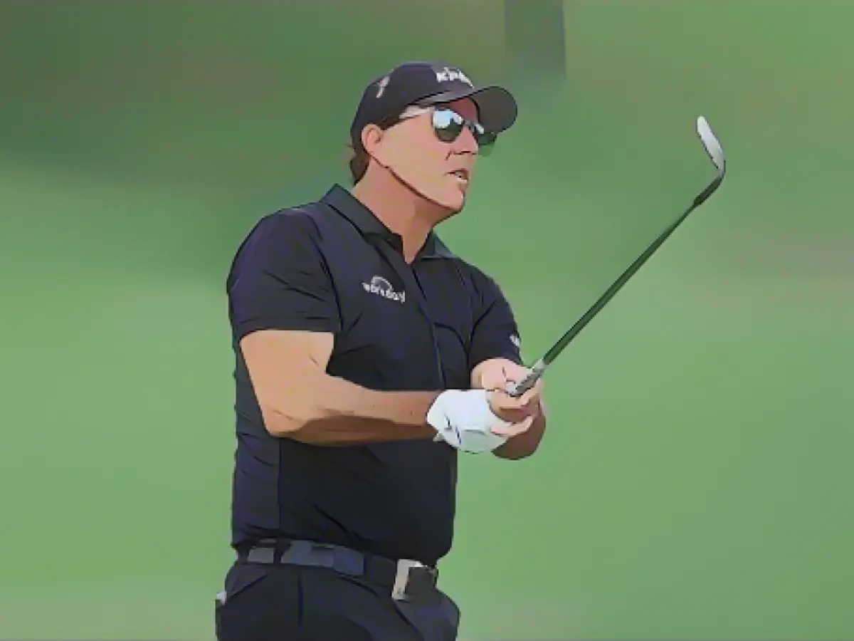 Phil Mickelson trägt ein Regenbogenband beim FedEx St. Jude Invitational der Golf-Weltmeisterschaft 2020.