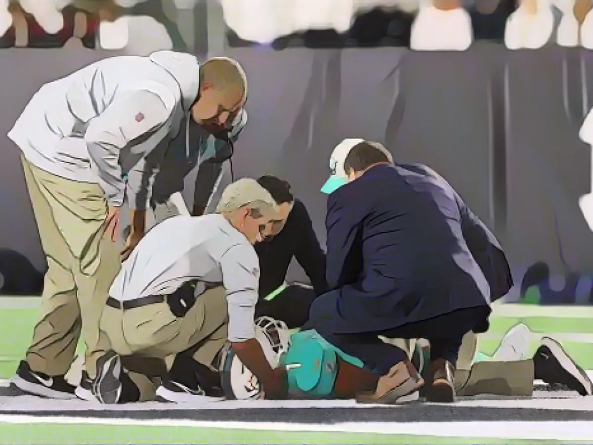 Medizinisches Personal behandelt den Quarterback der Miami Dolphins, Tua Tagovailoa, nachdem er sich während eines Spiels gegen die Cincinnati Bengals am 29. September verletzt hatte.