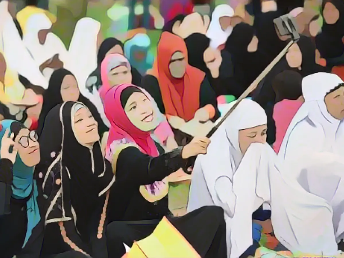 Letztes Jahr machten junge muslimische Gläubige vor dem Freitagsgebet zum Ende des Ramadan in Manila, Philippinen, ein „Selfie“.