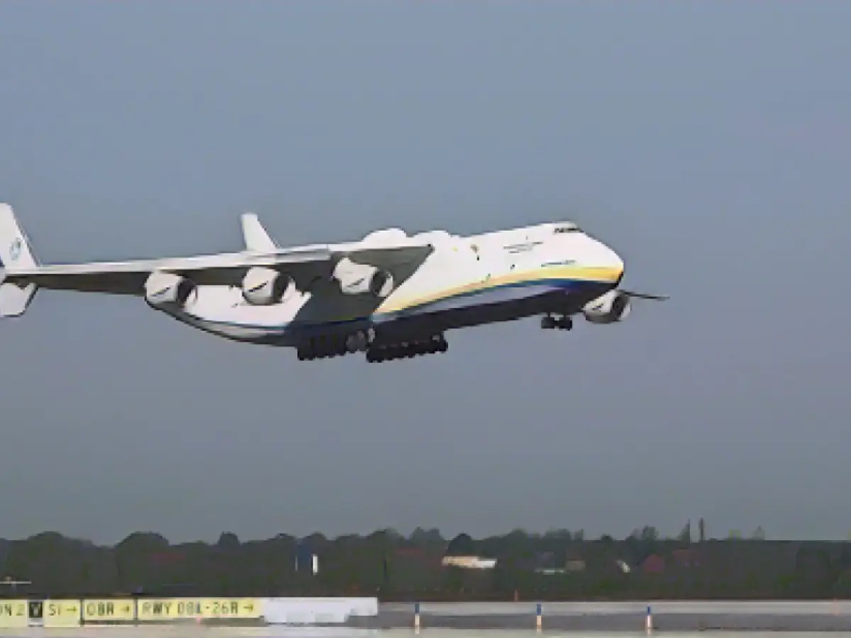 Die riesige AN-225 im Flug im Jahr 2020. Das Flugzeug wurde in der Ukraine gewartet, als es zerstört wurde.