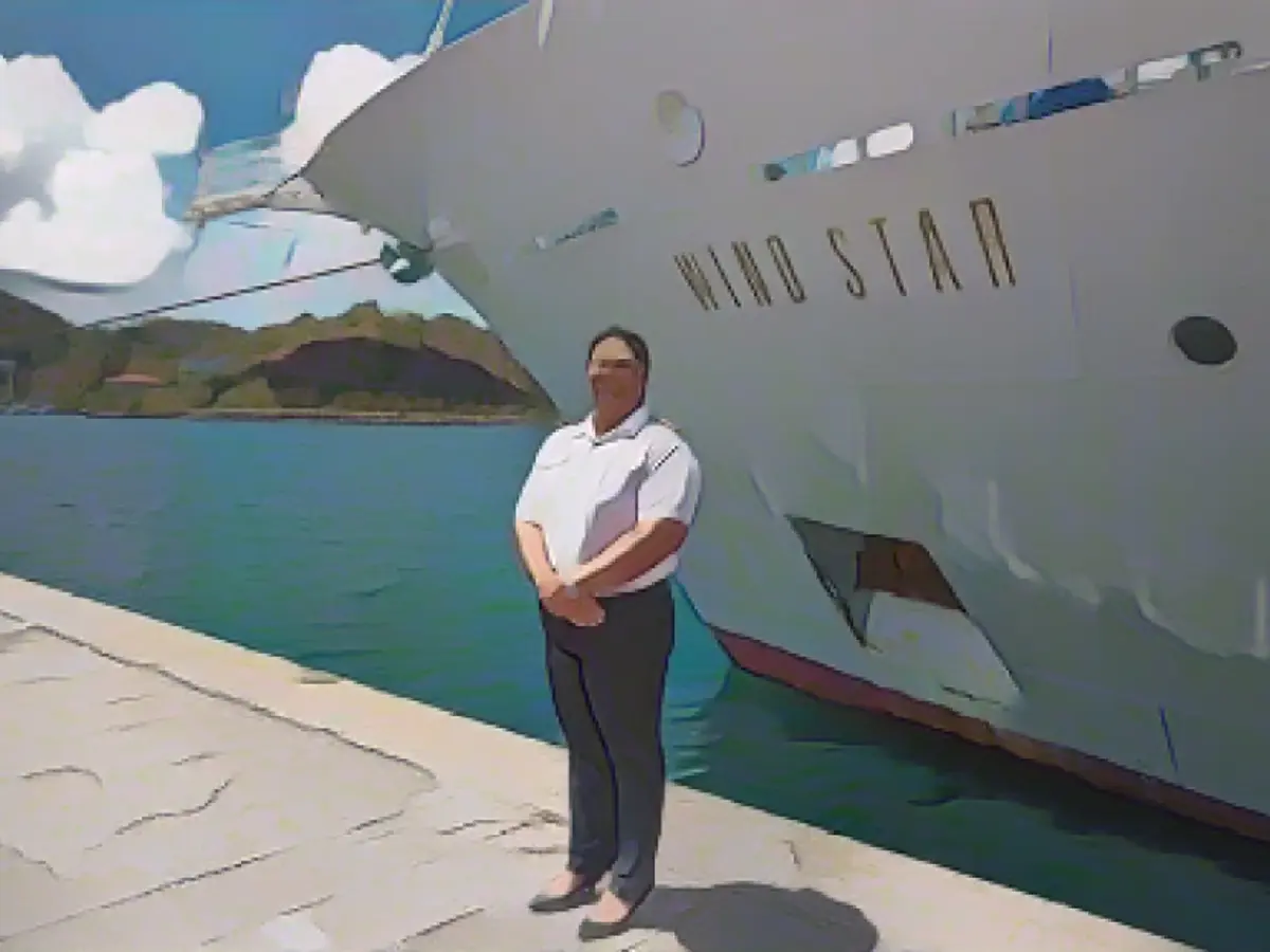 Belinda Bennett vor dem Luxussegelschiff Wind Star, dessen Steuer sie 2016 übernahm.