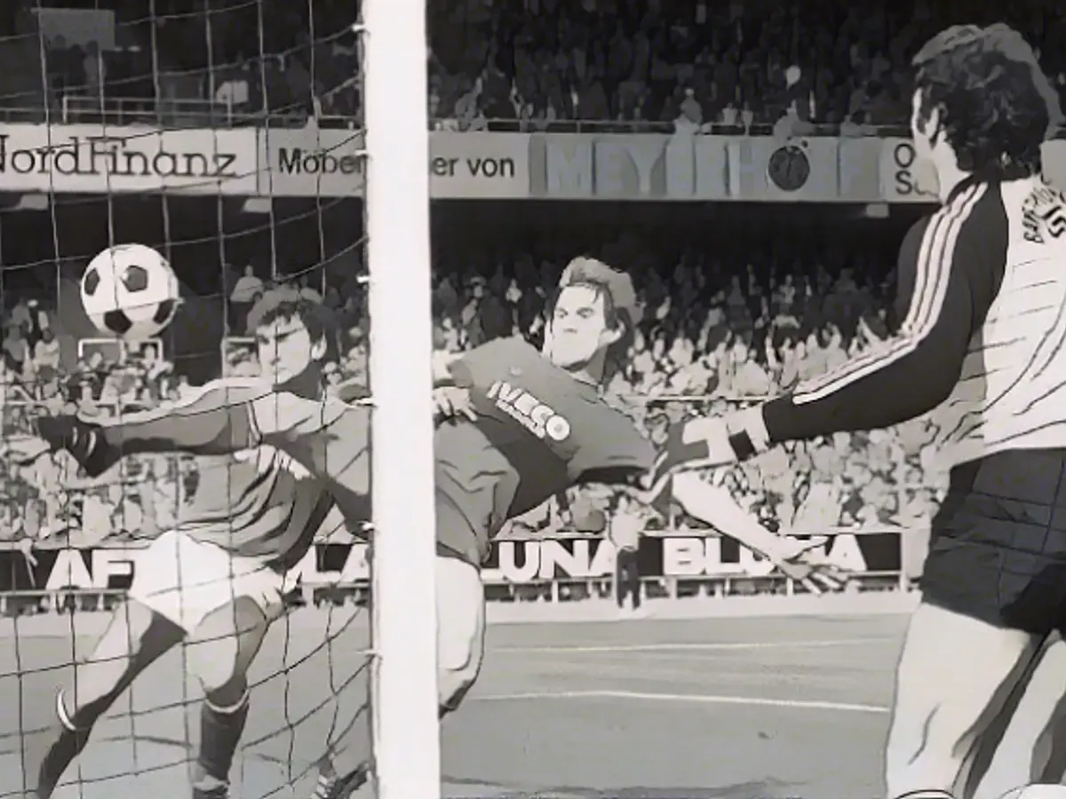 Pfaff (sağda) yeniliyor. Wolfgang Grobe (ortada) de taç atışından gelen gole engel olamıyor. Rudi Völler iyi olduğunu düşünüyor.
