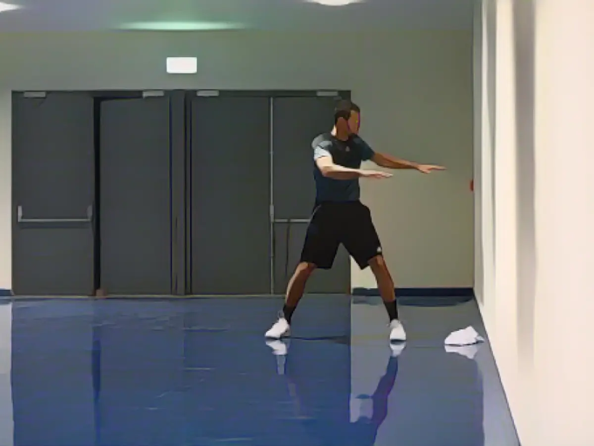 Wie das alte Sprichwort sagt: „Wer sich nicht vorbereitet, bereitet sich auf das Scheitern vor.“ Jo-Wilfried Tsonga wärmt sich 2014 im Hamdan Sports Centre in Dubai auf.