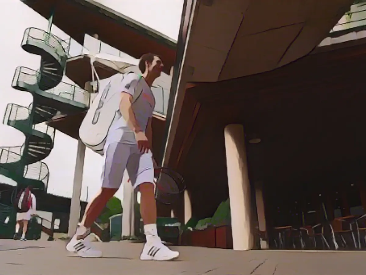 Der Brite Andy Murray kehrt nach dem Training in Wimbledon in die Umkleidekabine zurück.