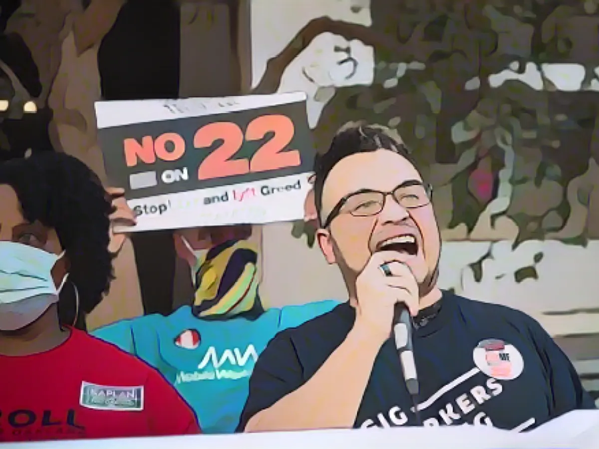 Ein Demonstrant der Gig Workers Rising spricht während eines Protests im Jahr 2020 gegen Kaliforniens Proposition 22.