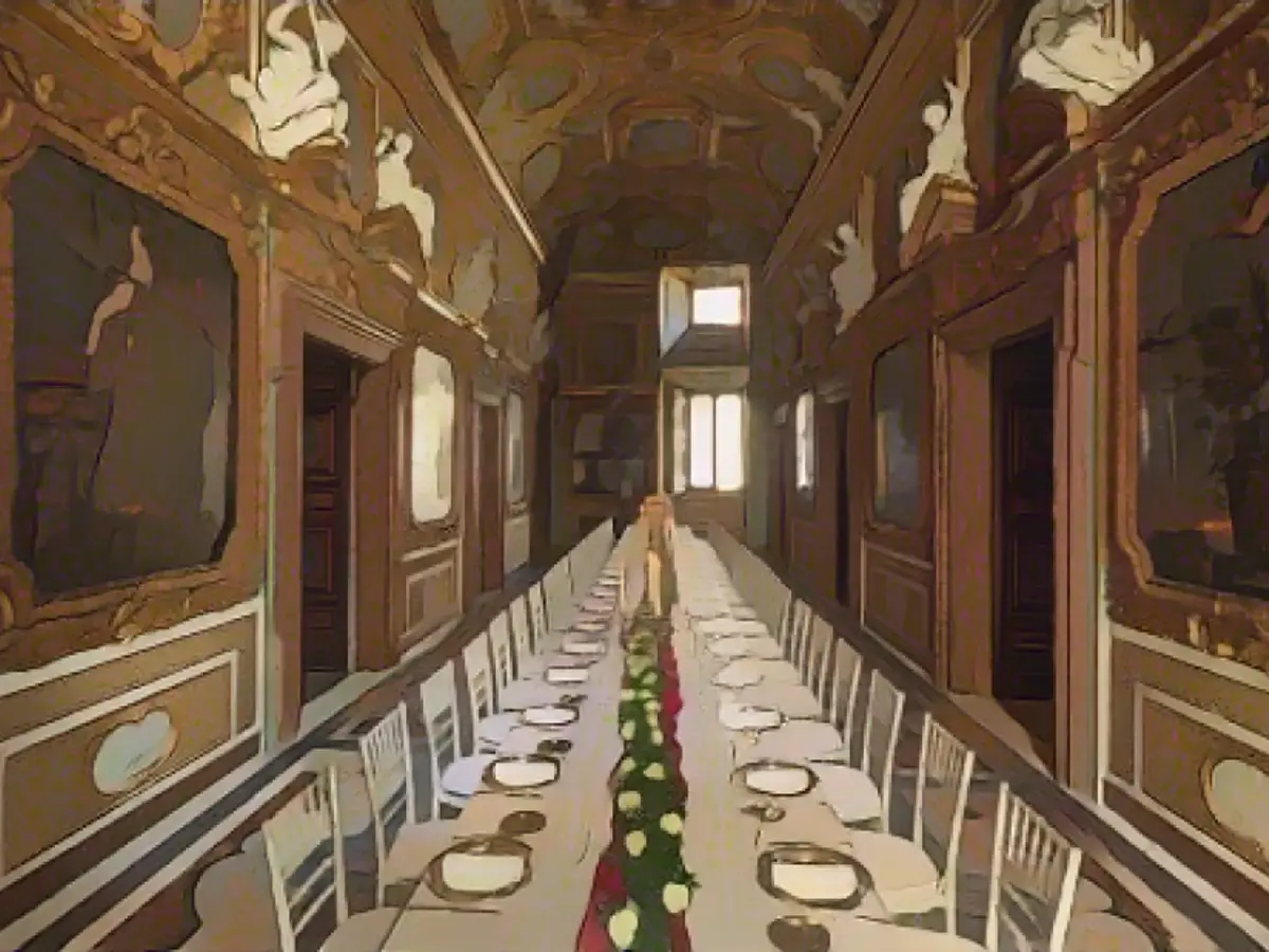 Ужины при свечах подаются в Зеркальном зале, где стоит длинный стол, подходящий для банкетов в стиле Ренессанса. Зал украшен барельефами, золотой лепниной и оригинальными фламандскими зеркалами, изготовленными в эпоху Возрождения.