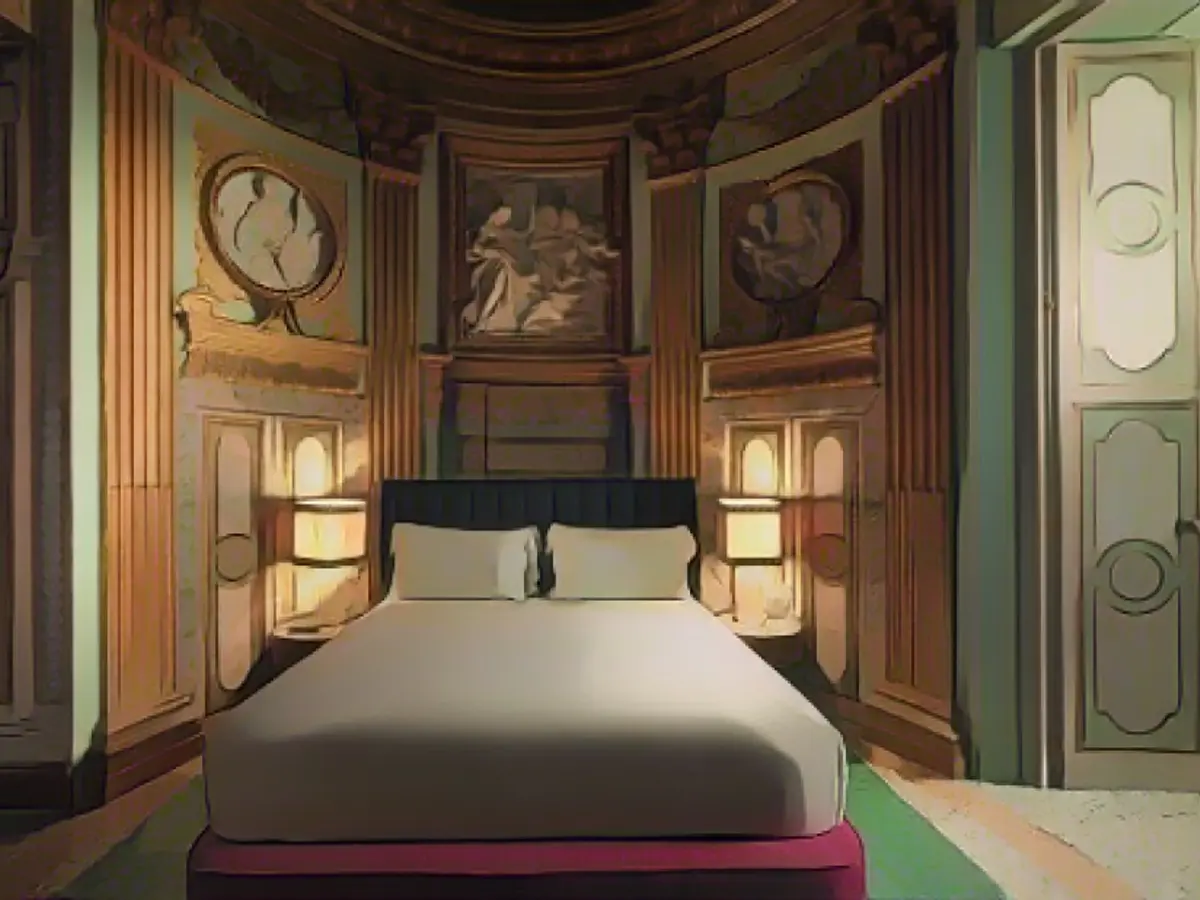 La Suite Capilla se encuentra en el interior de una antigua capilla barroca y tiene un techo abovedado con frescos.