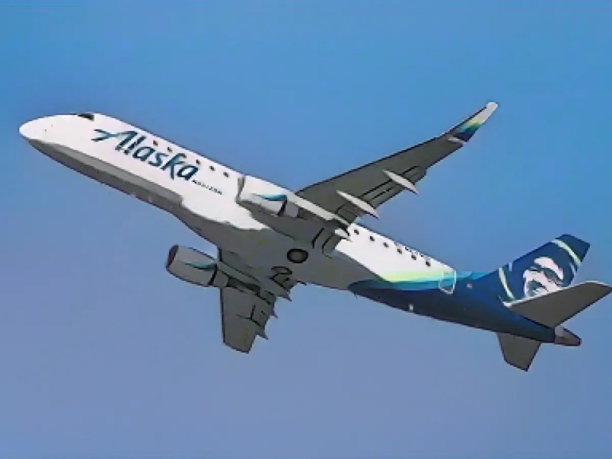 Alaska Airlines Introduces $200 Bonus For Vaccinated Staff