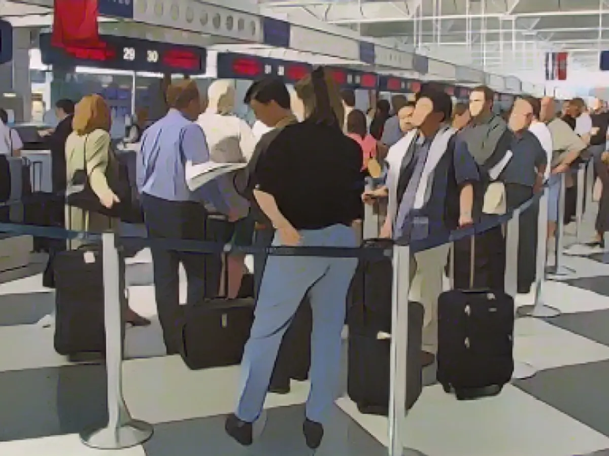 Abfliegende Passagiere warten am 14. September 2001 in einer langen Schlange vor dem United Airlines-Terminal am O'Hare International Airport in Chicago.