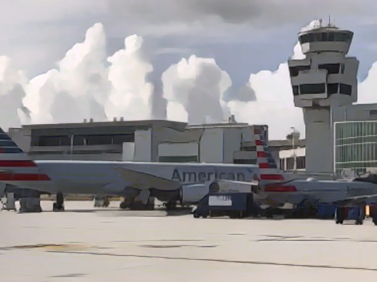 Es scheint eine Zunahme ungewöhnlicher Passagiere in US-Flugzeugen zu geben. Im Bild: Flugzeuge, die im August 2021 am Miami International Airport geparkt sind.