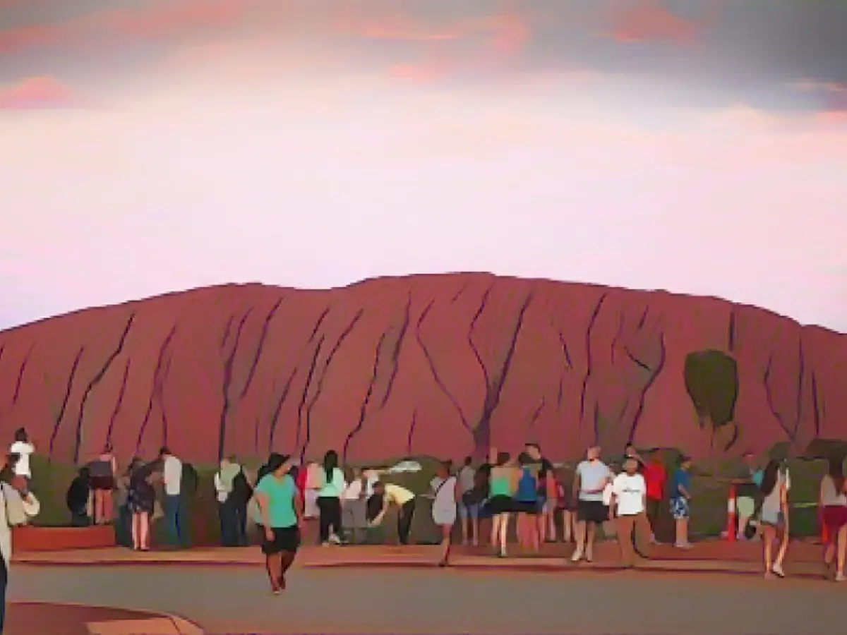 Uluru ist eines der berühmtesten Wahrzeichen Australiens. Im Jahr 2015 besuchten 300.000 Menschen den Ort, der zuvor unter seinem kolonialen Namen Ayers Rock bekannt war.