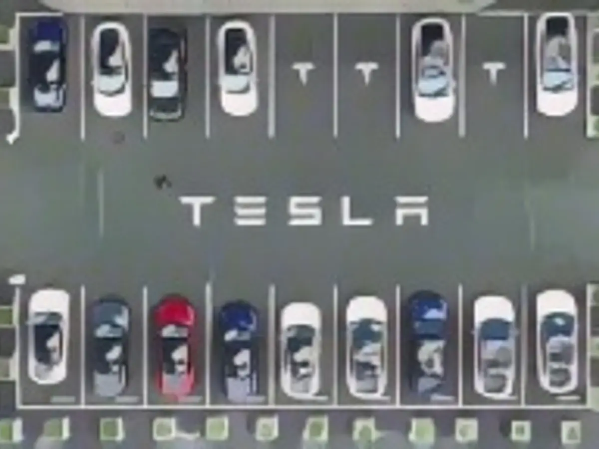 Am 20. April 2022 stehen Tesla-Autos auf einem freien Parkplatz der Tesla-Fabrik in Fremont, Kalifornien.