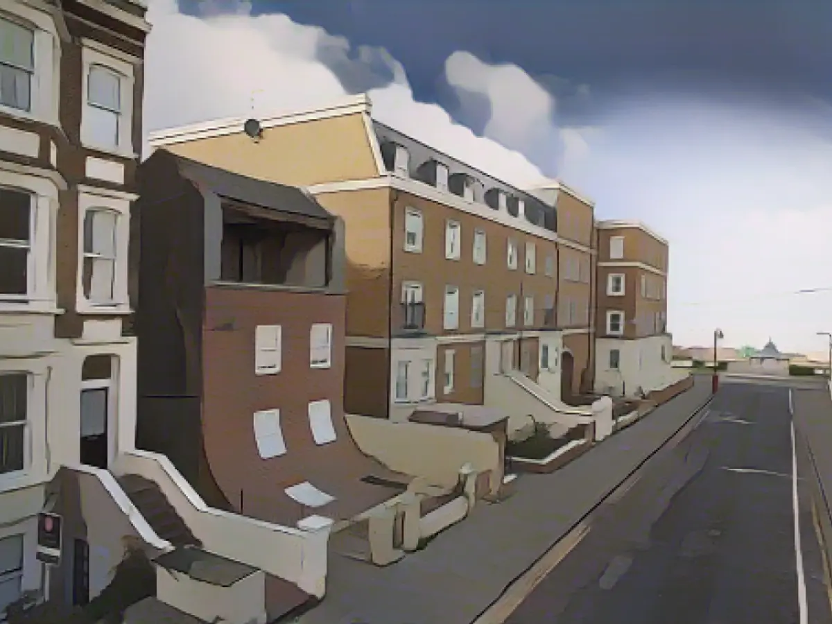 „Sliding House“ des Künstlers Alex Chinneck, bekannt für seine spielerischen Experimente damit, wie wir über Architektur denken.