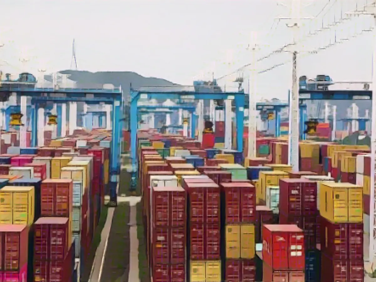 Schiffscontainer im Hafen Zhoushan in Ningbo, China, am 15. August 2021.