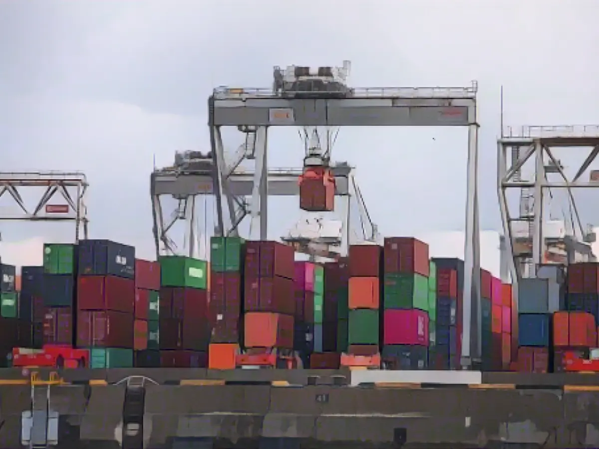 Container und Kräne auf den Docks des Hafens von Rotterdam in den Niederlanden am 29. Juli 2021.