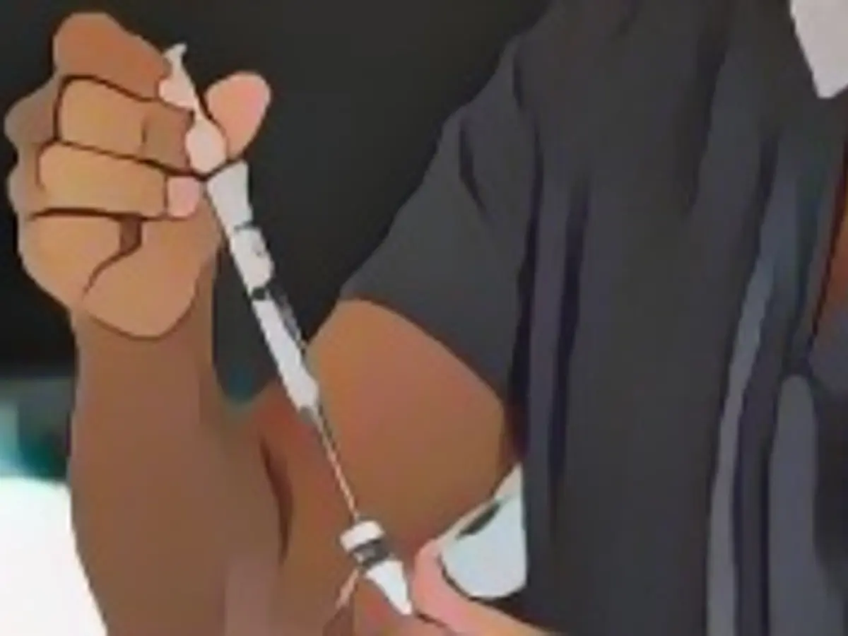 Eine Arzthelferin bereitet am 14. Mai 2021 in der mobilen Impfklinik des Weingart East Los Angeles YMCA in Los Angeles, Kalifornien, eine Spritze mit Dosen des Pfizer-Covid-19-Impfstoffs vor.