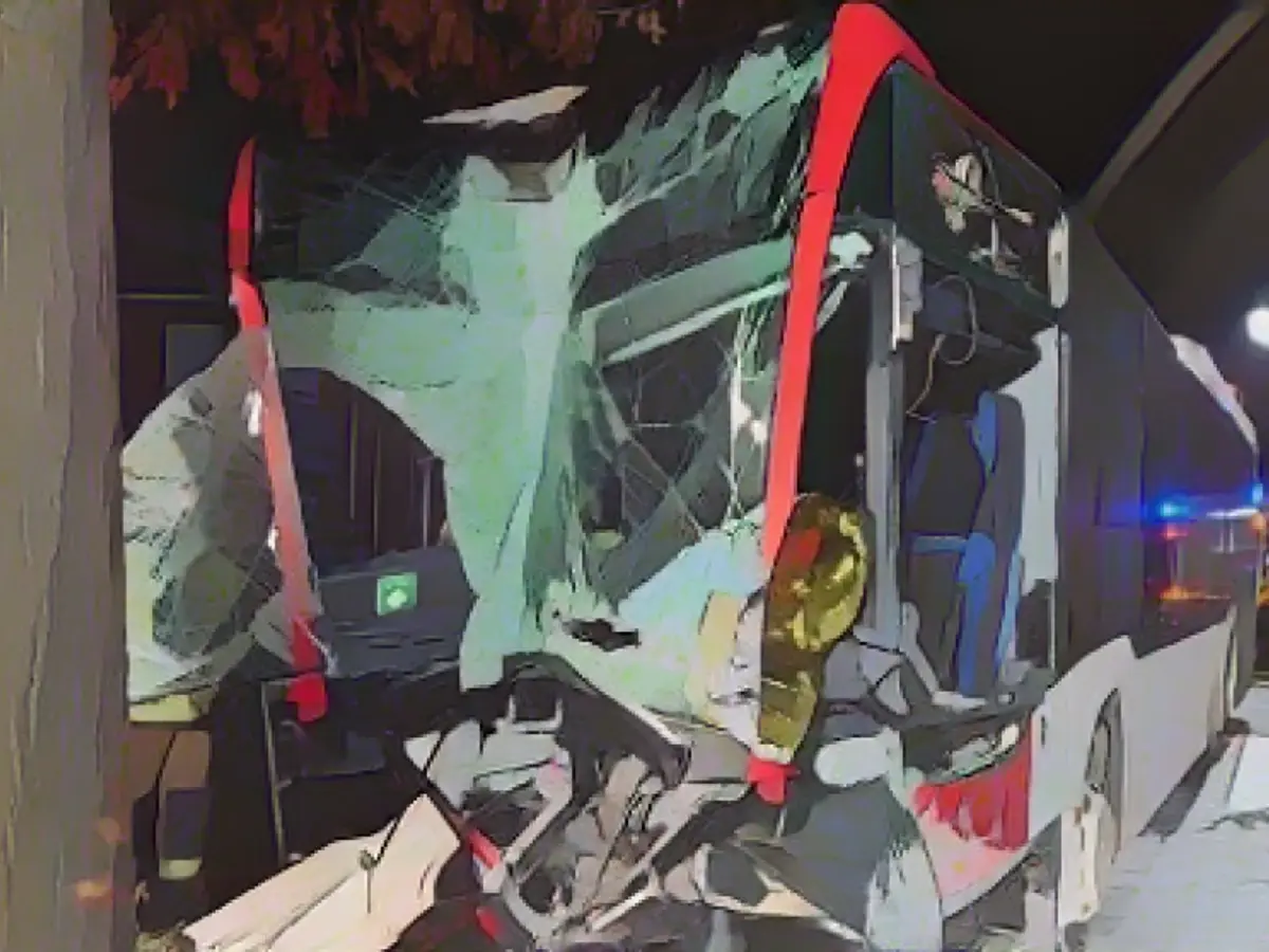 5 человек ранены: Автобус без водителя мчится по жилому району