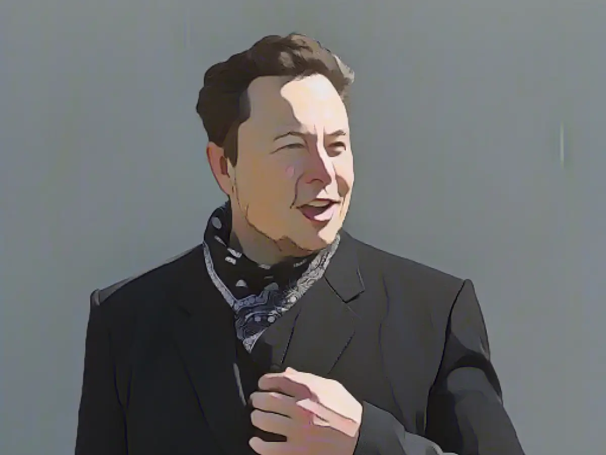 Elon Musk während einer Pressekonferenz in der Tesla Gigafactory in Greenheide, Brandenburg, Deutschland, am 13. August 2021. Die ersten Fahrzeuge werden Ende 2021 in Grünheide bei Berlin vom Band rollen. Das US-Unternehmen will hier jährlich rund 500.000 kompakte Fahrzeuge der Baureihen Model 3 und Model Y produzieren.
