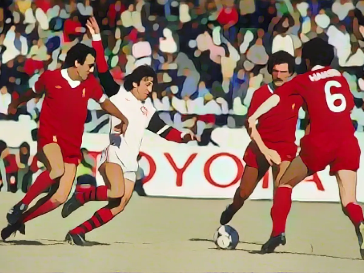 Flamengos Zico trifft auf Liverpools Ray Kennedy, Graeme Souness und Alan Hansen.