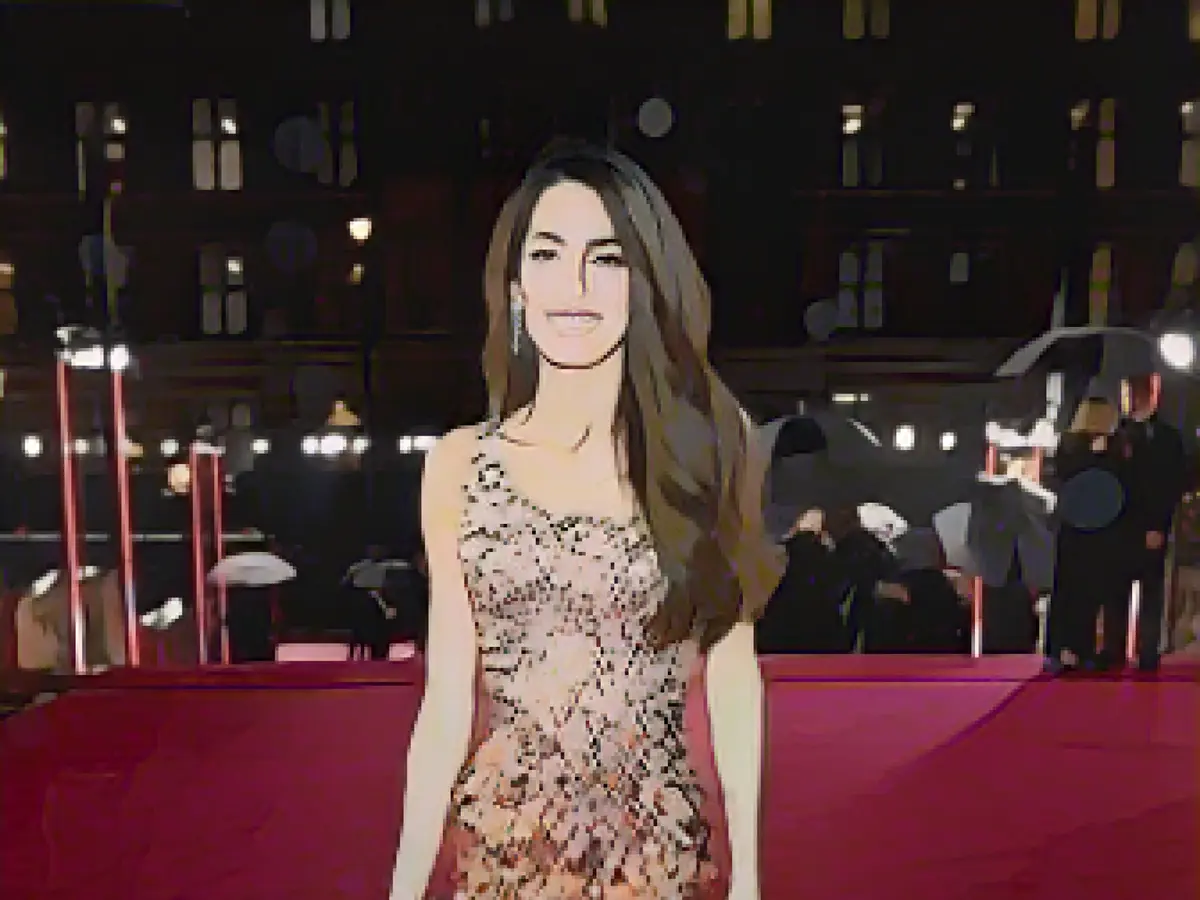 Amal Clooney también llegó vestida de lentejuelas. Su vestido ombré era de Versace.
