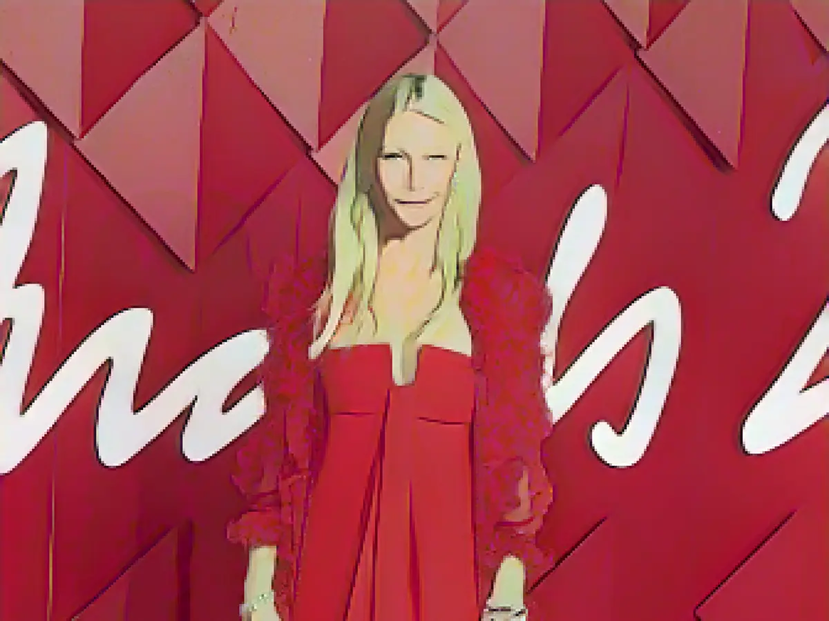 Anche Gwyneth Paltrow è arrivata in un abito vintage di Valentino. Paltrow ha premiato il fondatore del marchio italiano, Valentino Garavani, con un Outstanding Achievement Award.