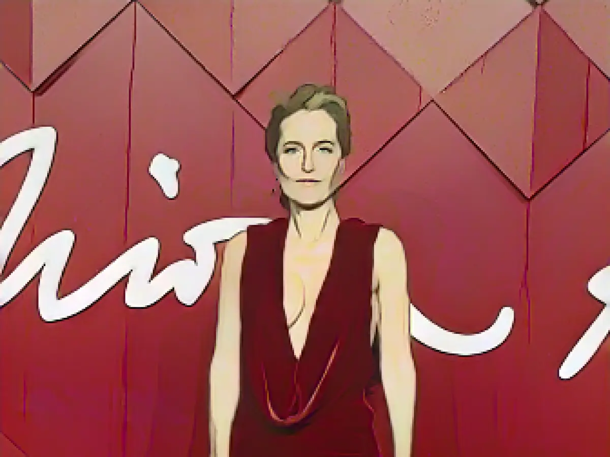 Gillian Anderson entschied sich für ein festliches rotes Samtkleid mit tiefem Ausschnitt.