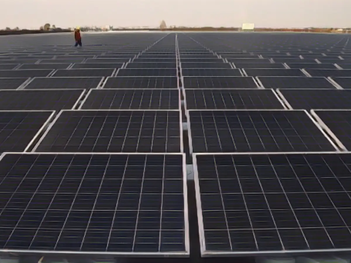 Ein Blick auf ein schwimmendes Solarkraftwerk in Huainan, einer Stadt in der ostchinesischen Provinz Anhui, die einst ein Kohleabbaugebiet war.