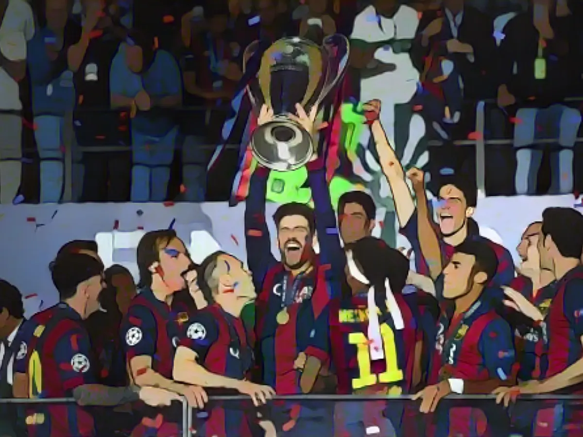 Nachdem Barcelona 2015 die Champions League gewonnen hatte, holte sich Pique den Champions-League-Pokal.