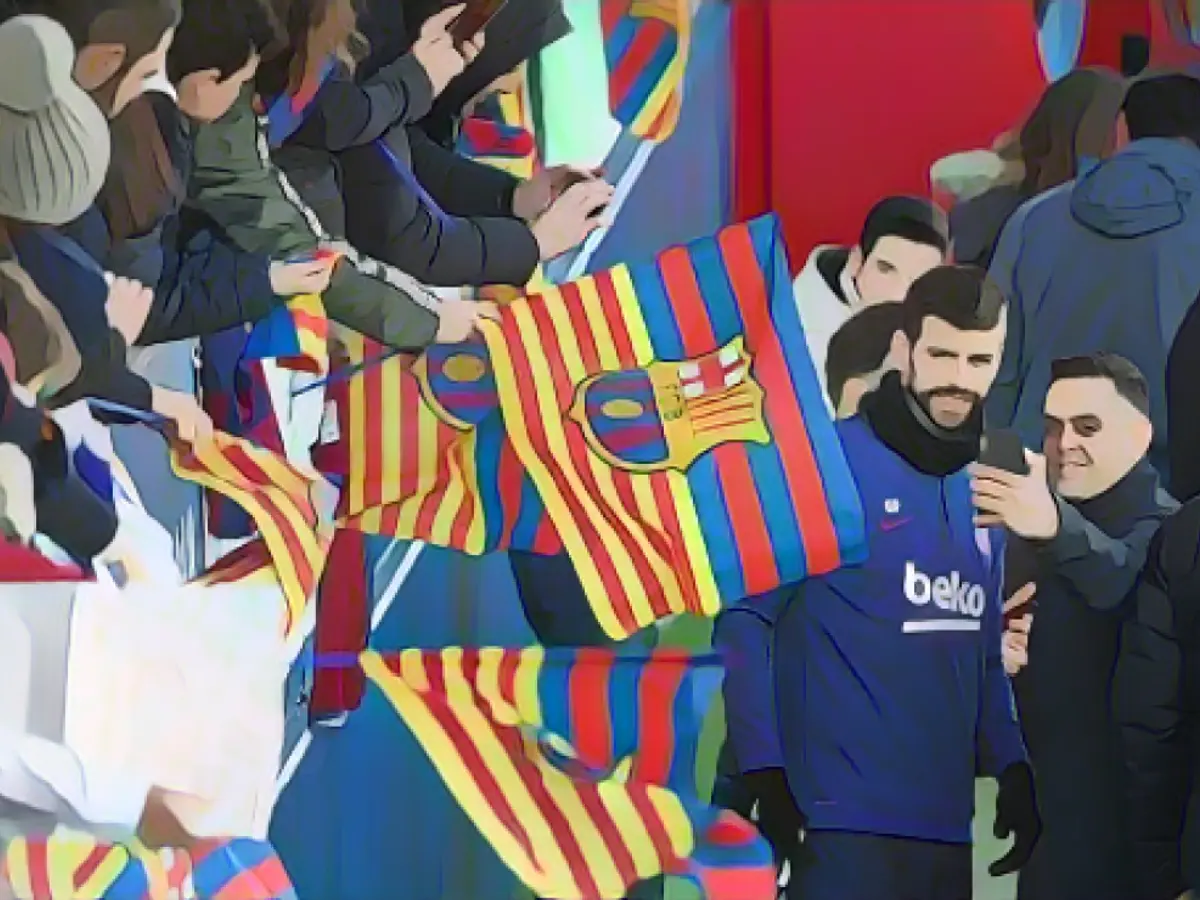 Pique posiert für Fans während einer öffentlichen Trainingseinheit auf dem Trainingsgelände von Joan Gamper Sports City in Sant Joan de Spy am 5. Januar 2020.