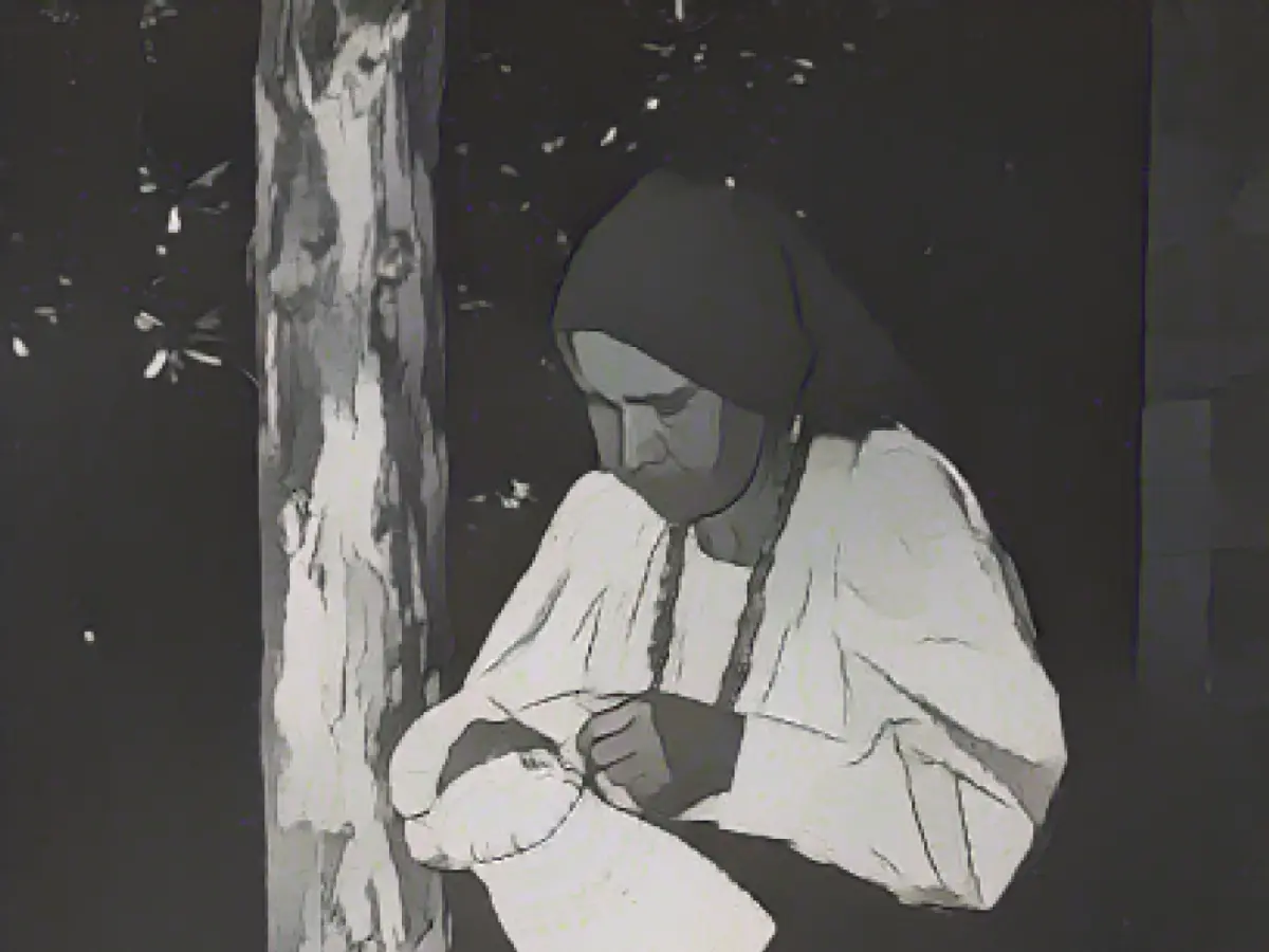 Молли Секвойя из племени чероки делает корзину ручной работы с планками из белого дуба в Северной Каролине около 1940 года.