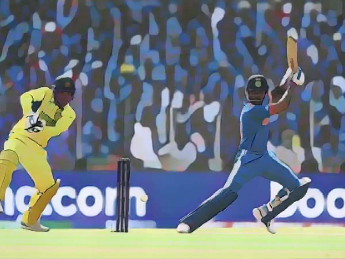 Virat Kohli din India bate la bâtă în timpul finalei Cupei Mondiale de Cricket masculin ICC India 2023 dintre India și Australia la Narendra Modi Stadium, pe 19 noiembrie 2023, în Ahmedabad, India.