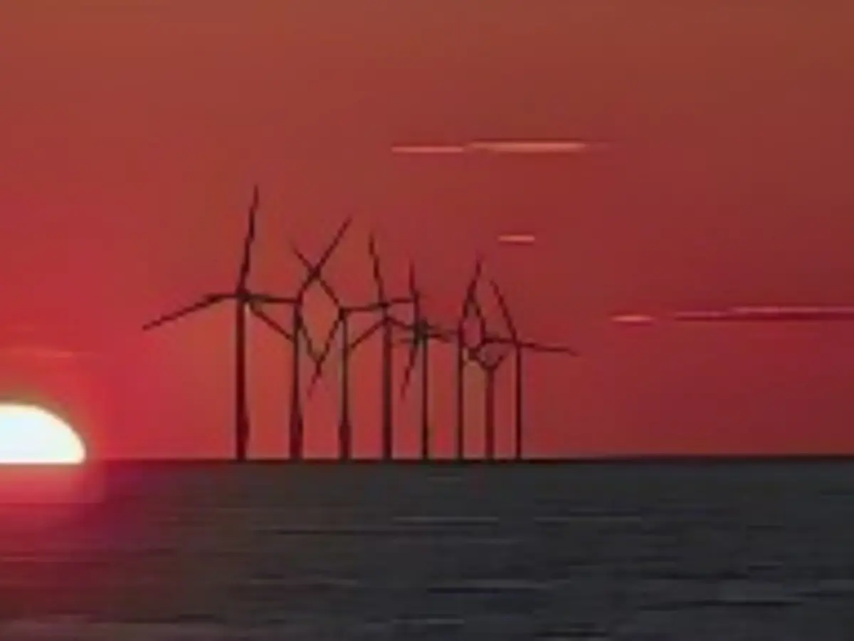 TOPSHOT – Die Sonne geht am 26. Mai 2021 hinter dem Offshore-Windpark Burbo Bank in der Bucht von Liverpool, Irische See, Nordwestengland, unter. (Foto von Paul Ellis/AFP) (Foto von Paul Ellis/AFP über Getty Images)